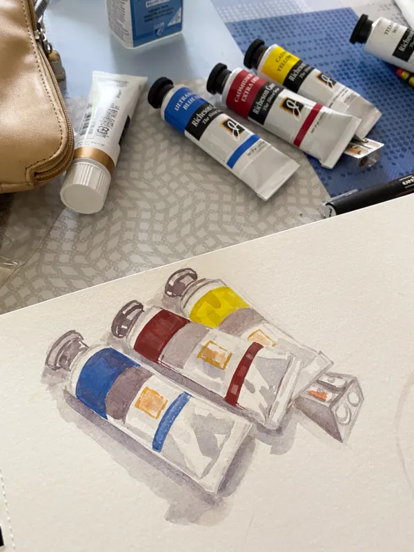 Carnet de croquis rempli de tubes d'aquarelle à la gouache
