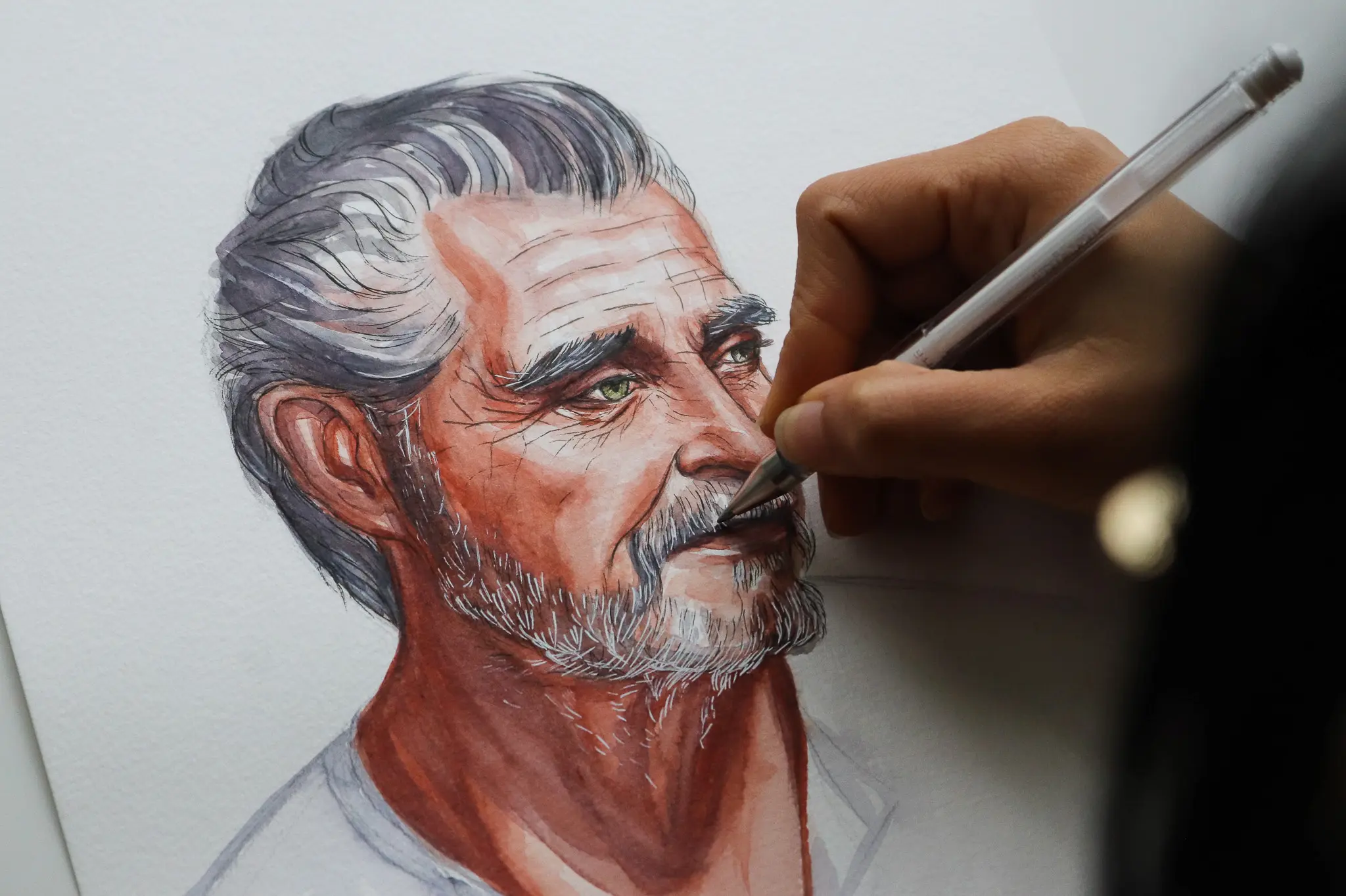 Une main en train de dessiner un portrait réaliste