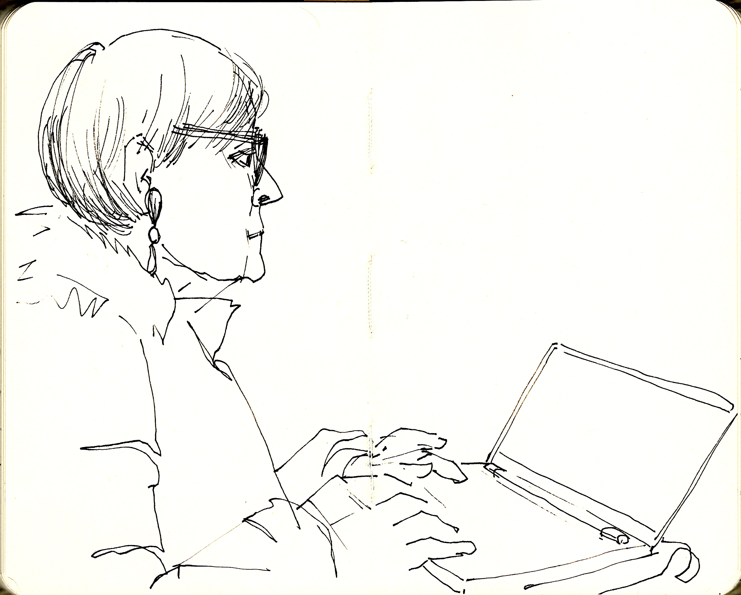 Croquis de profil d’une personne devant un ordinateur